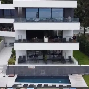 4* Appart hôtel Aparthotel Villa V With Pool And Breakfast